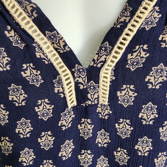 Fun2Fun Womens Blouse Medium Blue Floral 3/4 Sleeve Curved Hem Lattice V Neck - Picture 6 of 9